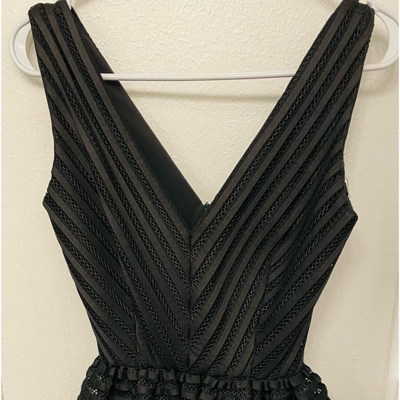 XS Saks Fifth Avenue black V neck V back midi dress - Picture 3 of 4